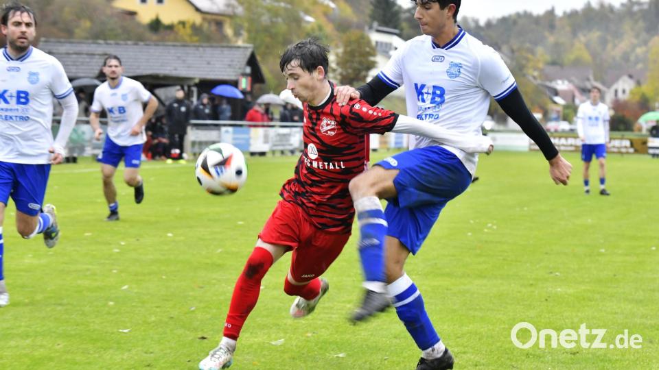 Enges Aufeinandertreffen zwischen Dominik Pracht (links) vom SV Schmidmühlen und Paul Sallmen (rechts) vom TUS Rosenberg
SV Schmidmühlen - TUS Rosenberg 0:0 Bild: Hubert Ziegler