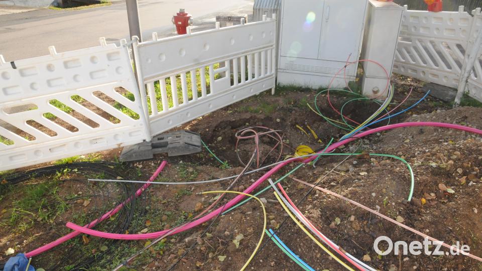 Am Sternsteinweg geht es bunt zu: Hier werden eine Vielzahl Kabelstränge fürs Glasfasernetz verlegt. Bild: Joachim Gebhardt