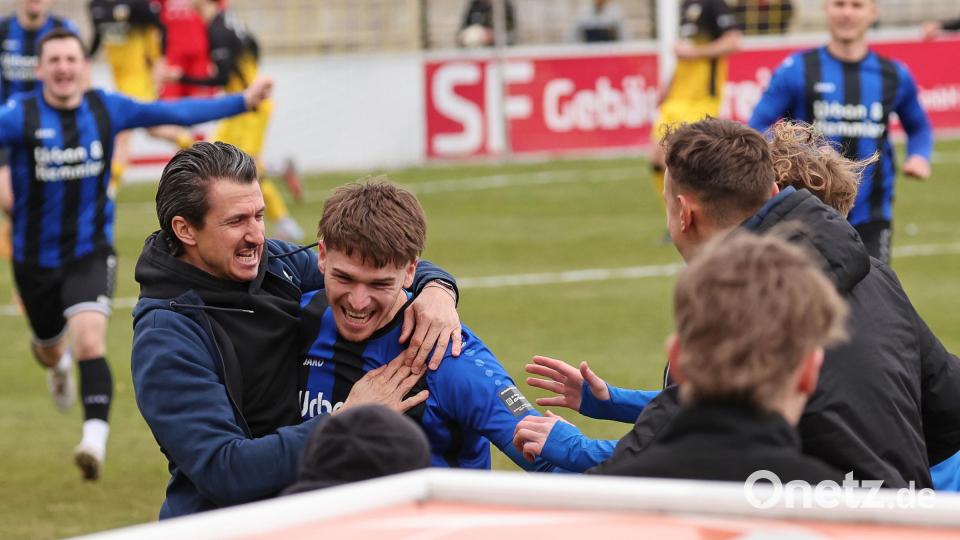 Weidens Torschütze Adrian Hoti bejubelt seinen direkten Freistoßtreffer zur 1:0-Führung mit Trainer Michael Riester. Bild: Mario Wiedel