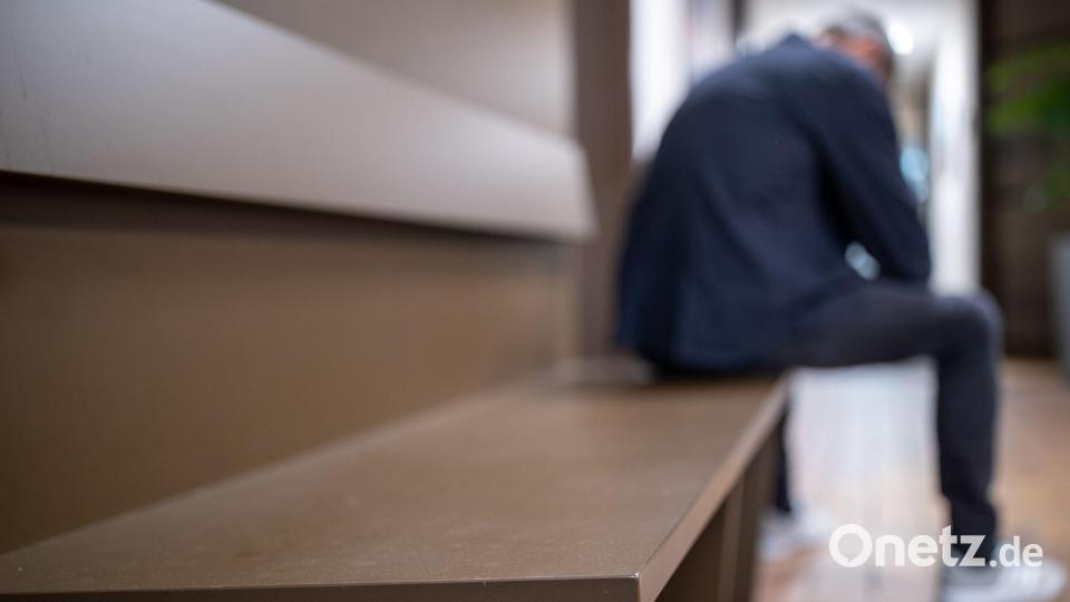 Männer ziehen sich bei Belastung oft zurück und machen Dinge mit sich selbst aus. (Symbolbild) Bild: Daniel Karmann/dpa
