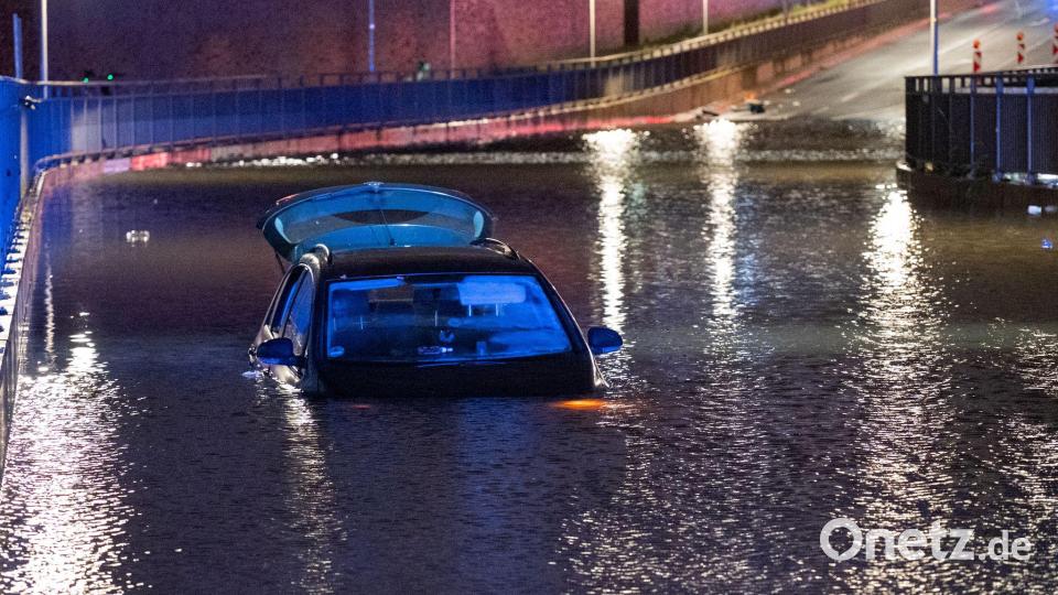 Die Hamburger Feuerwehr rettete eine Autofahrerin vom Dach ihres Wagens. Bild: Daniel Bockwoldt/dpa