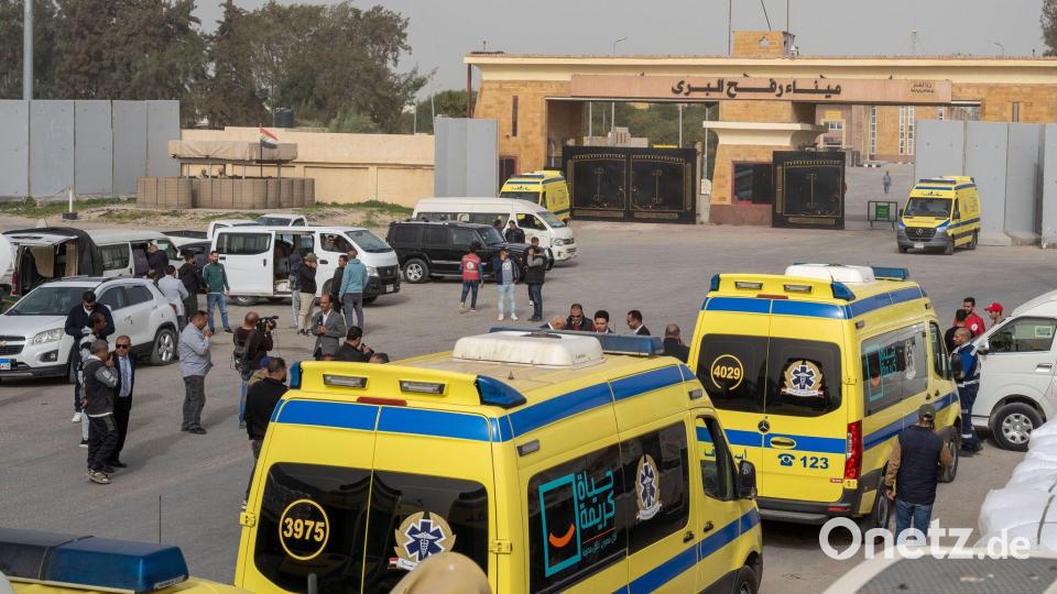 Krankenwagen stehen auf der ägyptischen Seite des Grenzübergangs Rafah zum Gazastreifen. Bild: Mohammed Arafat/AP/dpa