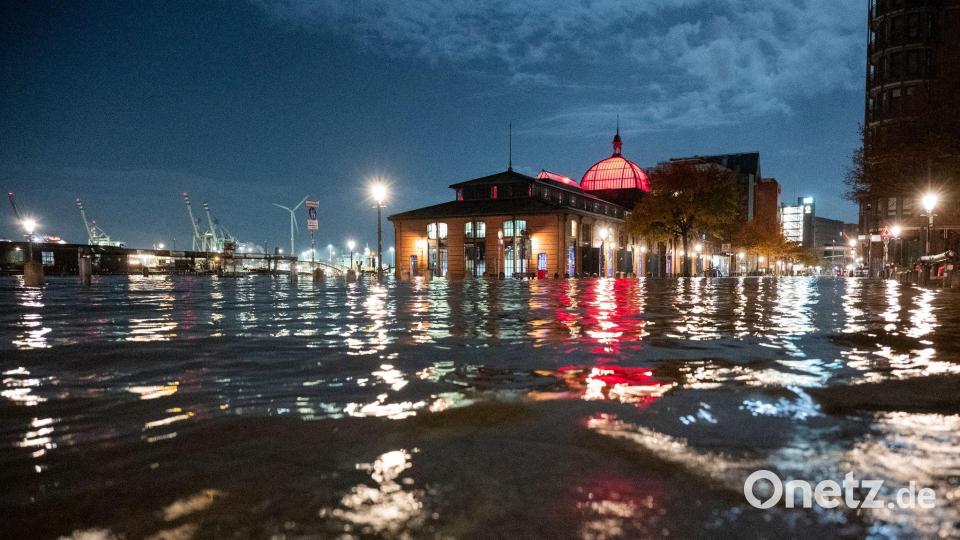 Der Fischmarkt in Hamburg mit der Fischauktionshalle an der Elbe steht bei einer Sturmflut unter Wasser. Bild: Daniel Bockwoldt/dpa