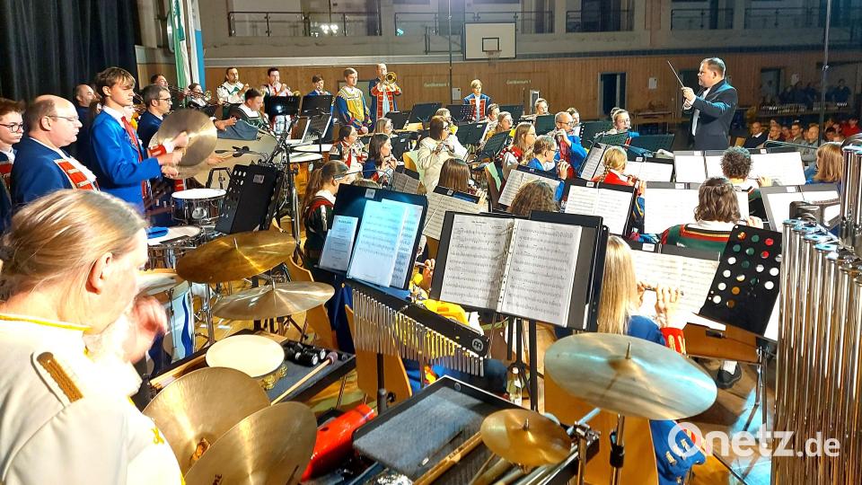 60 Musikerinnen und Musiker aus zwölf Vereinen des Nordbayerischen Musikbunds gaben unter der Stabführung von Christoph Ahlemeyer in der Mehrzweckhalle in Oberviechtach das Galakonzert „Klang der Zeit“. Bild: Georg Lang