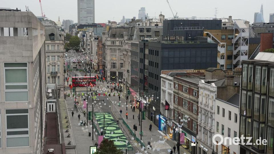 Die Oxford Street ist Fußgängerzone. Der Abschnitt der Oxford Street zwischen der Orchard Street und der Great Portland Street ist seit dem 26.10.2026 für private Kraftfahrzeuge, Busse, Taxis, Mietwagen, Fahrräder, Roller und Fahrradrikschas gesperrt. Bild: Alastair Grant/AP/dpa