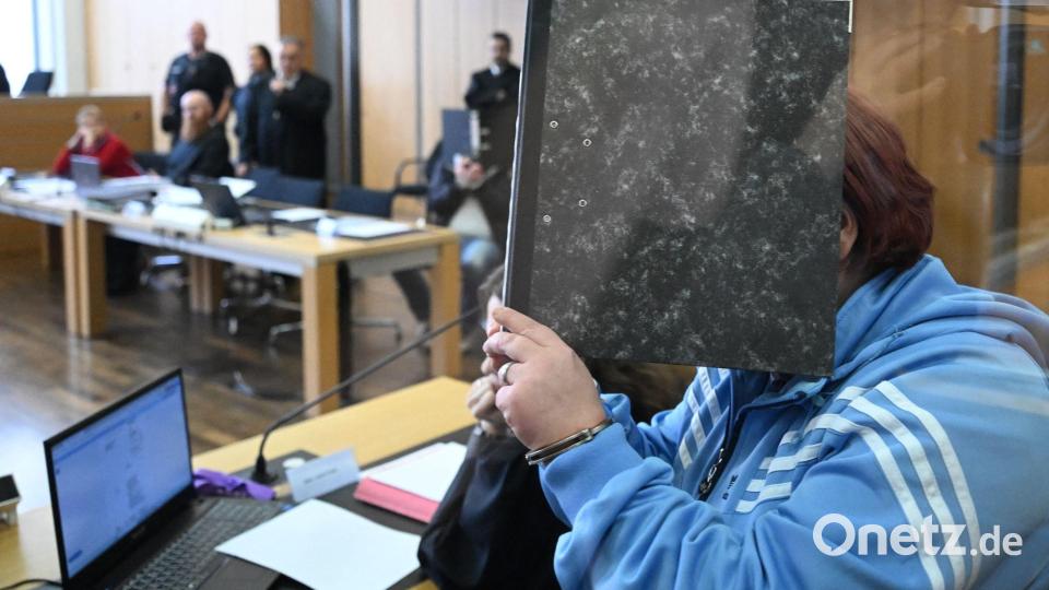 Die 29-jährige Angeklagte beantwortet als erste Fragen des Gerichts. Bild: Julian Stratenschulte/dpa