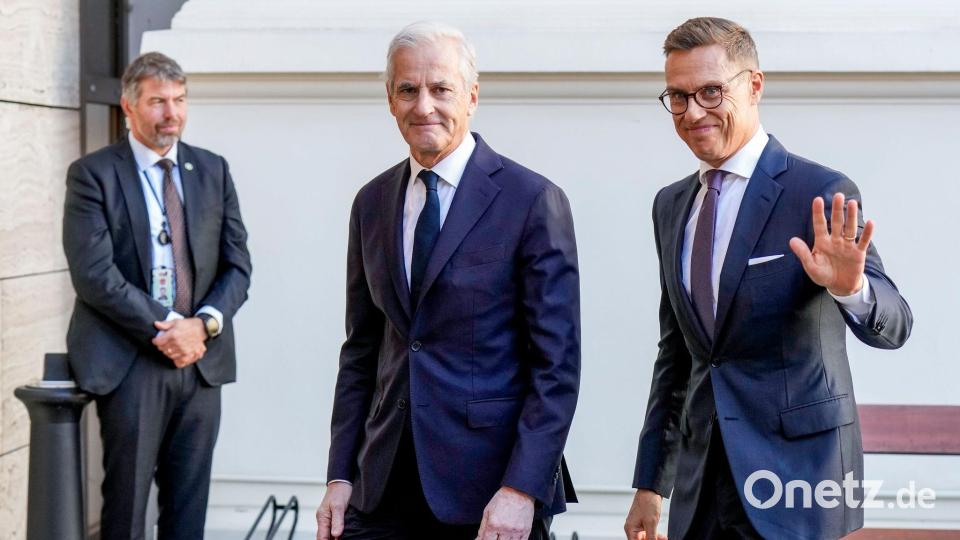 Alexander Stubb (r) und Jonas Gahr Støre haben mit dem russischen Präsidenten Wladimir Putin telefoniert. (Archivbild) Bild: Cornelius Poppe/NTB Scanpix/AP/dpa