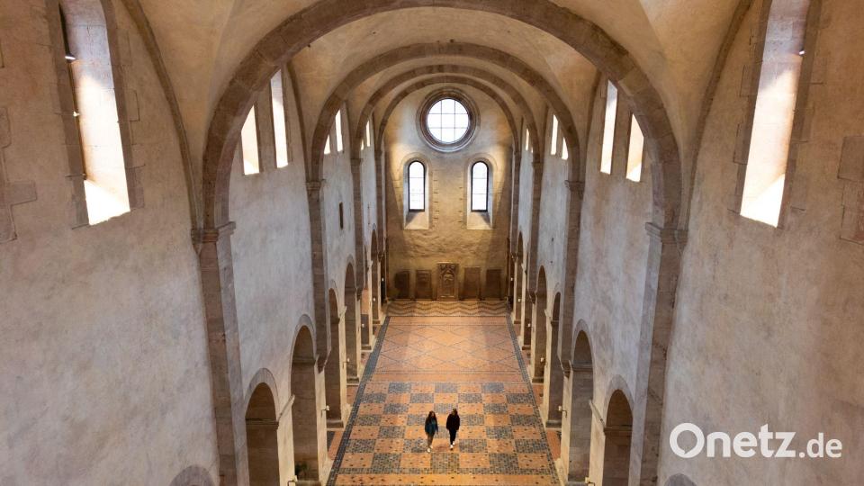 Zwei Menschen in der leeren Klosterbasilika Eberbach Bild: Boris Roessler/dpa