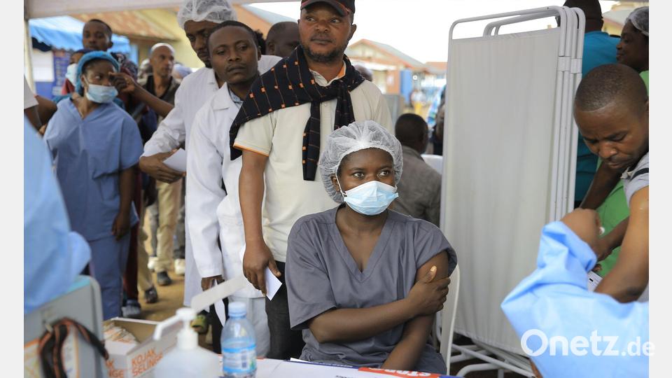 Mitarbeiter des Gesundheitswesens sollen im Osten des Kongo eine Dosis des Ebola-Impfstoffs erhalten. (Archivbild) Bild: Sebastien Kitsa Musayi/AP/dpa