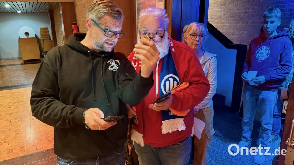 Veranstalter Holger König (links) hatte Sepp Maier nach Vohenstrauß gebracht. Bild: Gabi Schönberger