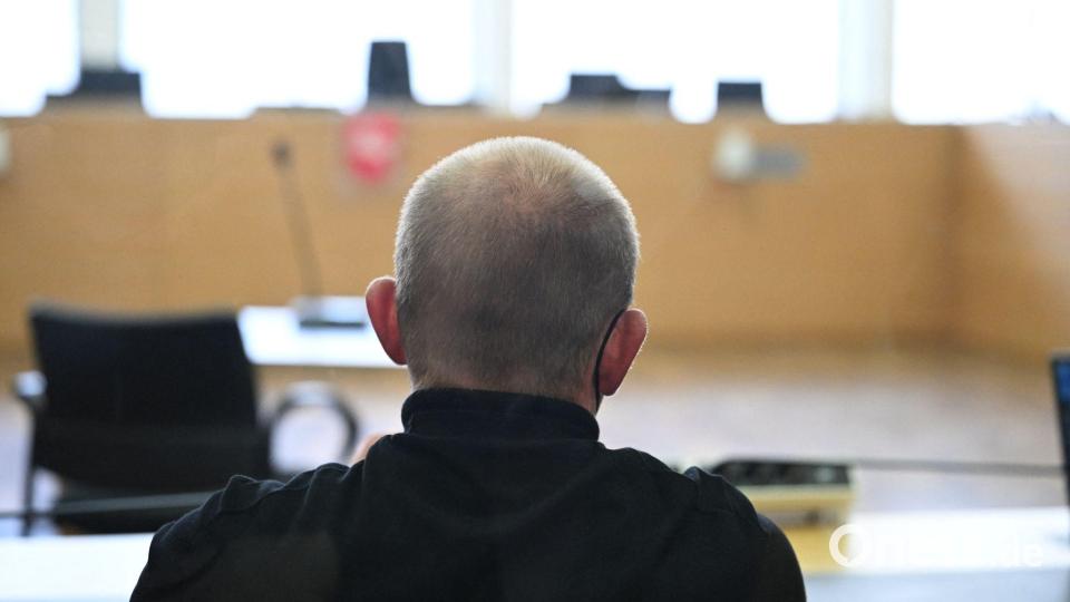 Nur ein Angeklagter sitzt wegen der Vorwürfe nicht in U-Haft. Bild: Julian Stratenschulte/dpa