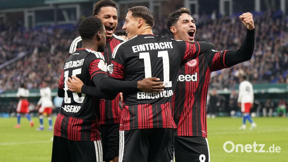 Frankfurt bejubelt den Auswärtssieg beim HSV. Bild: Marcus Brandt/dpa