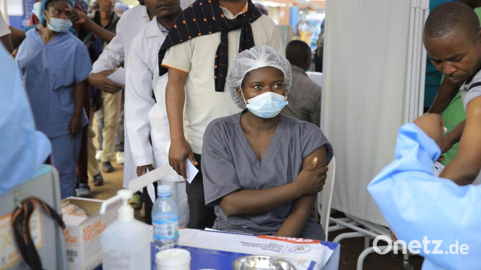 Mitarbeiter des Gesundheitswesens sollen im Osten des Kongo eine Dosis des Ebola-Impfstoffs erhalten. (Archivbild) Bild: Sebastien Kitsa Musayi/AP/dpa