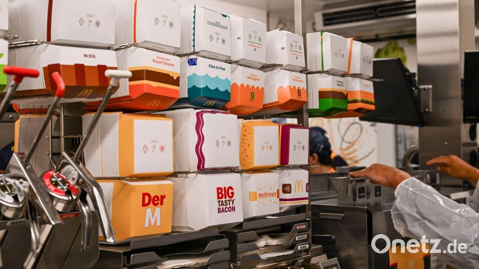 Wenn man genau schaut, ist vorne links die McRib-Packung zu erspähen - damit ist es ab Mittwoch aber erstmal vorbei. (Archivbild) Bild: Jens Kalaene/dpa