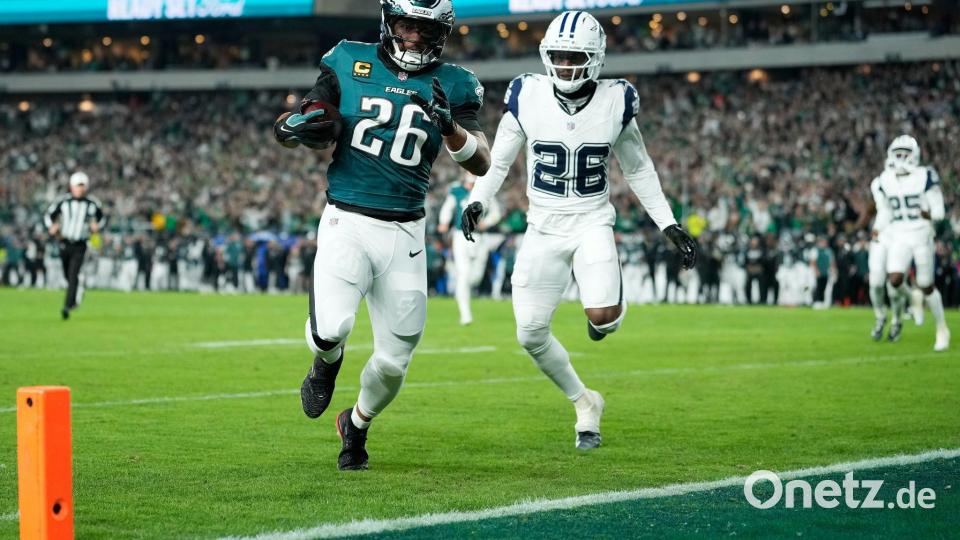 Eagles-Star Saquon Barkley (l.) gelang bei seinem Comeback direkt ein Touchdown. Bild: Matt Slocum/AP/dpa