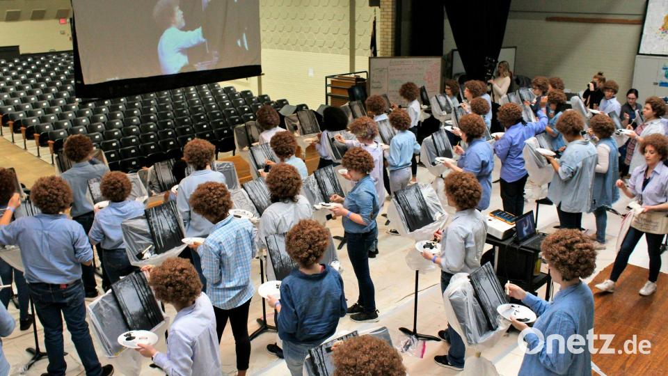 So beliebt war Bob Ross, dass es 2019 an einer Schule in den USA sogar einen eigenen Flash Mob für ihn gab. (Archivbild) Bild: Greg Jaklewicz/The Abilene Reporter-News via AP/dpa