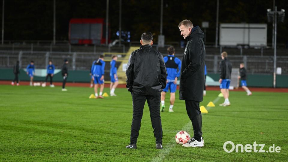 Trainer Burak Bahar (l.) und Jeddelohs Sportchef Olaf Blancke träumen vom nächsten Pokal-Coup. Bild: Lars Penning/dpa
