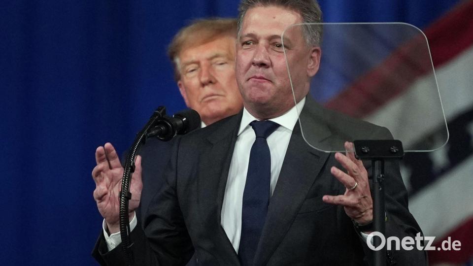 Donald Trump lud Döllner auf die Bühne ein - viele Menschen sehen es kritisch, dass er annahm. Bild: Mark Schiefelbein/AP/dpa