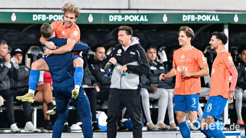 Der eingewechselte Lars Kehl feiert seinen Treffer mit Trainer Kohfeldt. Bild: Uwe Anspach/dpa