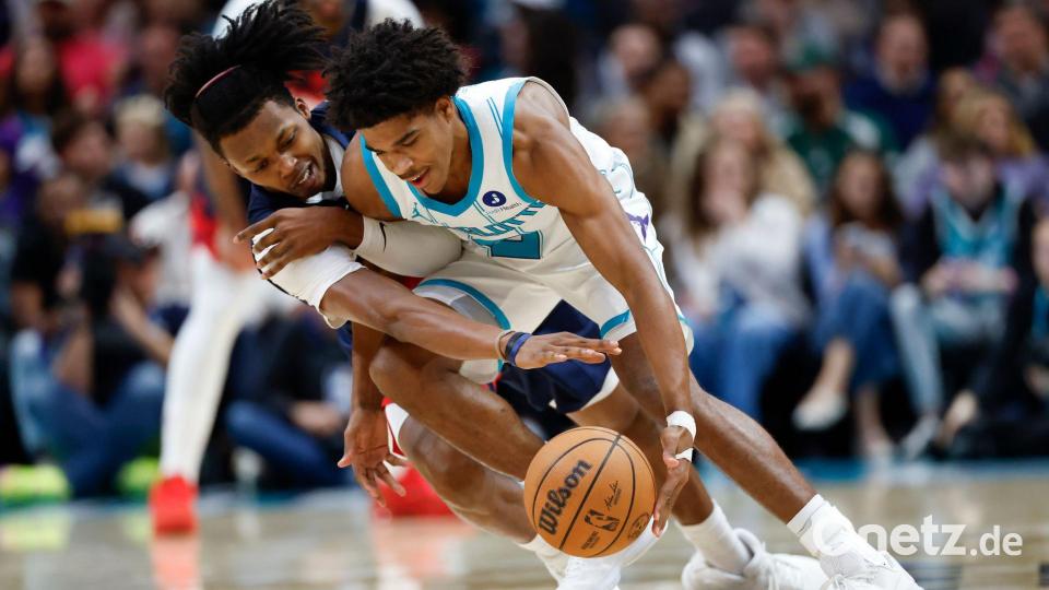 Christian Anderson (r.) spielt seine erste Saison in der NBA. Bild: Nell Redmond/AP/dpa