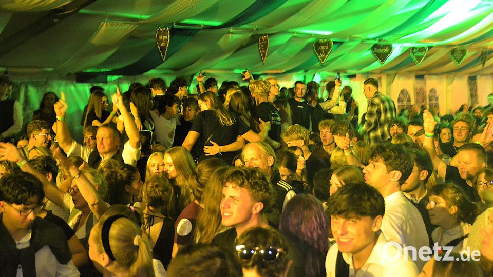 An allen Tagen der Kirwa in Weiherhammer herrschte im Festzelt beste Stimmung. Bild: Luisa Auer