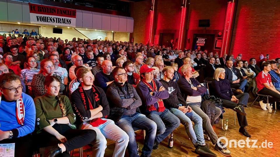 Alle lauschen gespannt den Geschichten von Sepp Maier. Bild: Gabi Schönberger