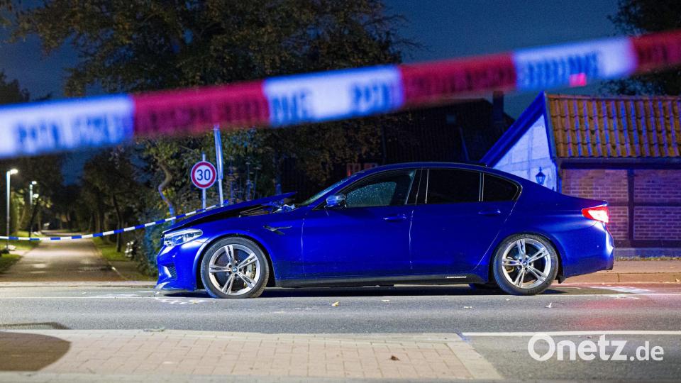 Die oder der Täter fliehen zu Fuß und lassen den Wagen zurück. Bild: Moritz Frankenberg/dpa