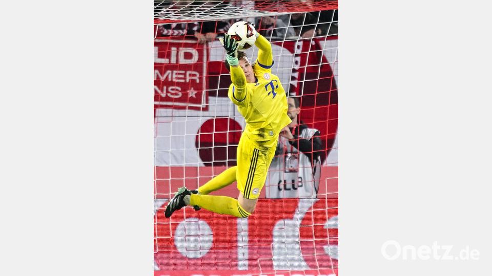 Jonas Urbig wird auch im Pokal wieder im Bayern-Tor stehen. Manuel Neuer fehlt weiter angeschlagen. (Archivbild) Bild: Harry Langer/dpa
