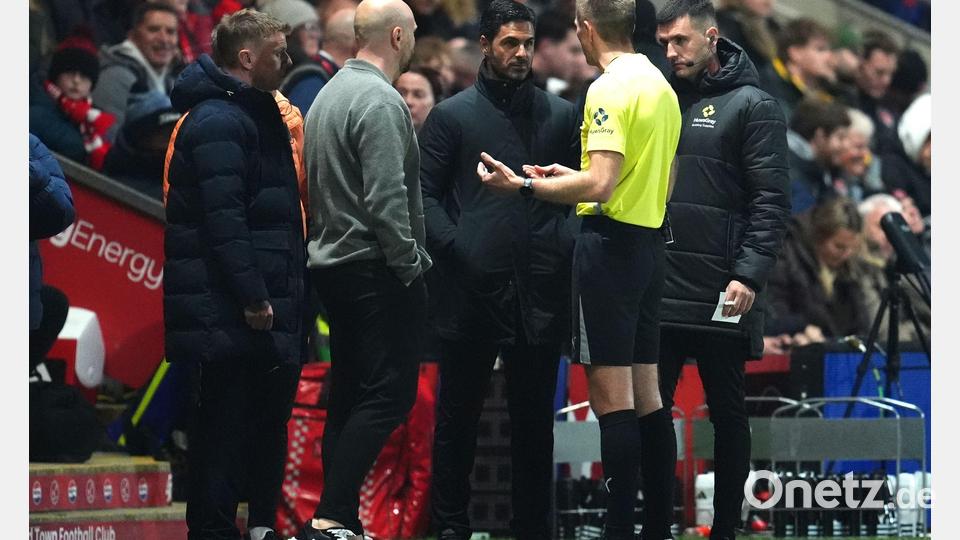 Eine Drohne sorgt für eine Unterbrechung im Ligapokals zwischen Fleetwood und dem FC Arsenal. Bild: Nick Potts/PA Wire/dpa
