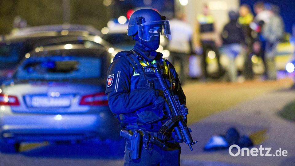 Zahlreiche, teils schwer bewaffnete Einsatzkräfte waren vor Ort. Bild: Moritz Frankenberg/dpa