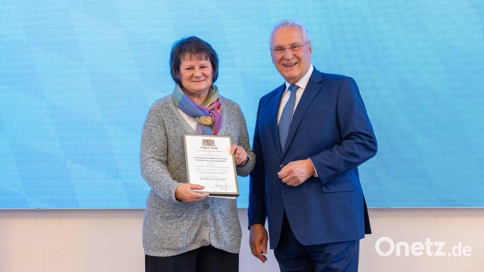 Eine Urkunde überreichte Innenminister Joachim Herrmann an die Gemeinschaftspraxis für Allgemeinmedizin Dr. Hannelore Lippiotta, Dr. Frank Schröder, Meri Javanoska-Betzl aus Eschenbach als "Ehrenamtsfreundlicher Betrieb - Gemeinsam für mehr Sicherheit". Bild: Alexandra Beier