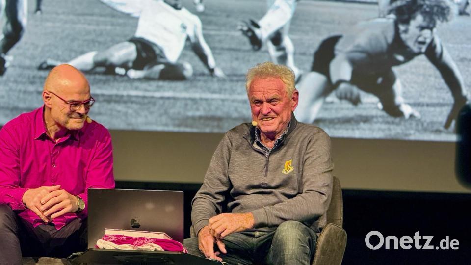 Sepp Maier (rechts) mit seinem typischen Lachen: Der große Torwart des FC Bayern füllte am Montag die Stadthalle in Vohenstrauß. Moderator Tobias Bücklein entlockte ihm die ein oder andere Anekdote. Bild: Gabi Schönberger