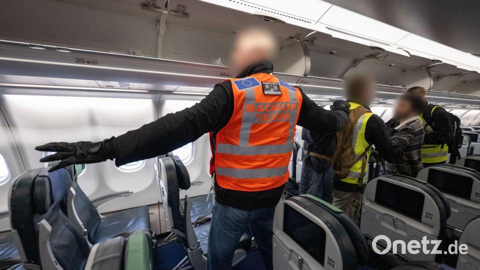 Die Bundespolizei und Mitarbeiter von Frontex begleiten einen Abschiebeflug nach Pakistan. (Archivbild) Bild: Boris Roessler/dpa