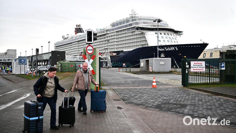 Für die Passagiere des Kreuzfahrtschiffes endete die Reise nach wenigen Hundert Metern. Bild: Sina Schuldt/dpa