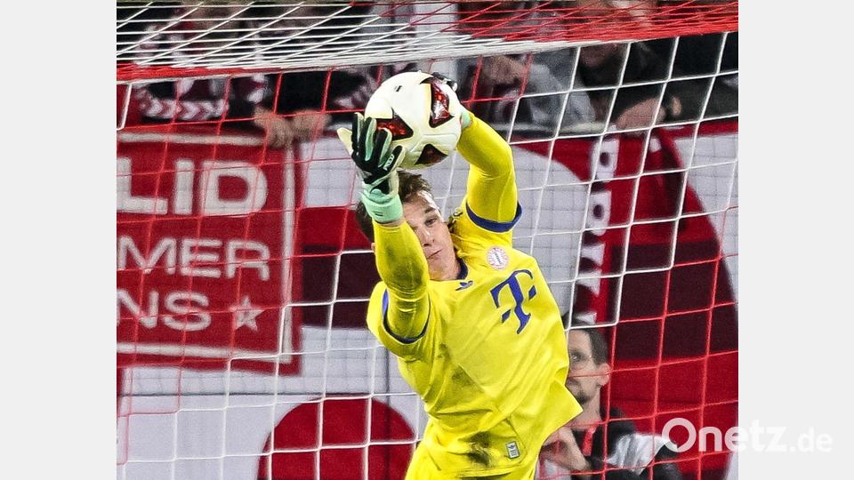 Jonas Urbig wird auch im Pokal wieder im Bayern-Tor stehen. Bild: Harry Langer/dpa
