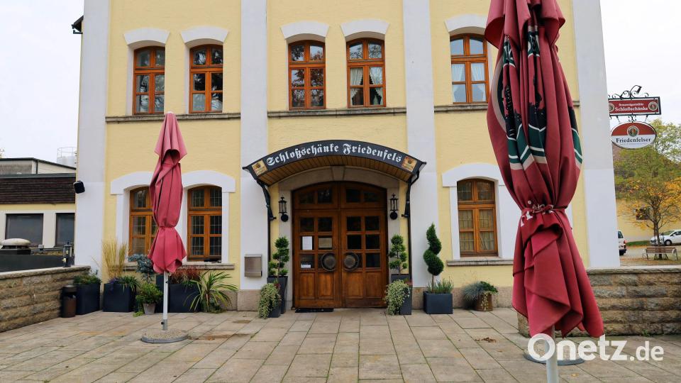 In den Sommermonaten serviert das Personal der Schlossschänke auch im Außenbereich. Bild: Bernhard Schultes