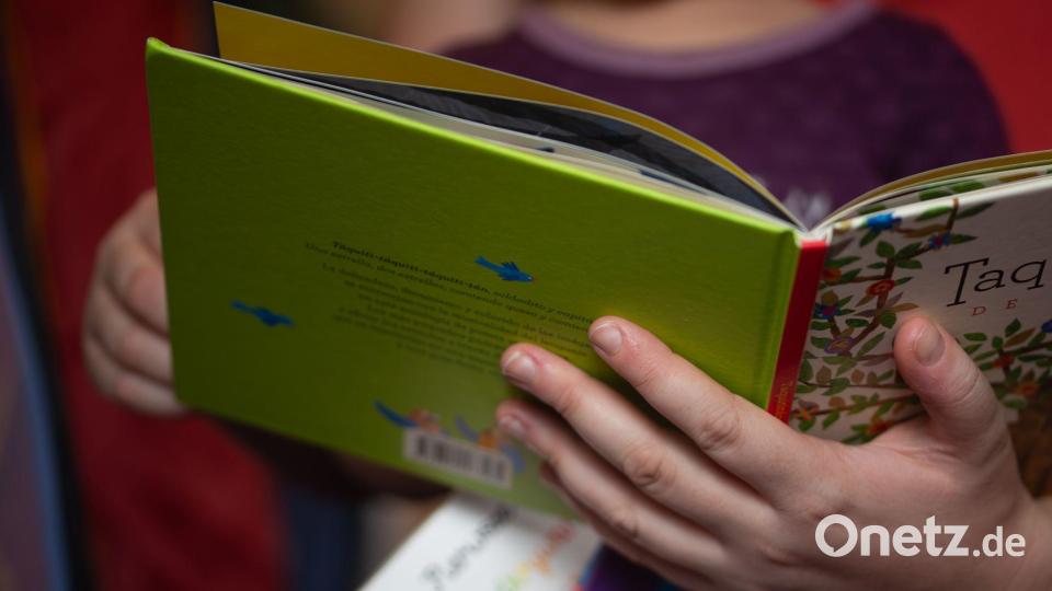 Gerade bei Kleinkindern ist regelmäßiges Vorlesen eminent wichtig, sagen Experten. (Symbolfoto) Bild: Fernando Gutierrez-Juarez/dpa