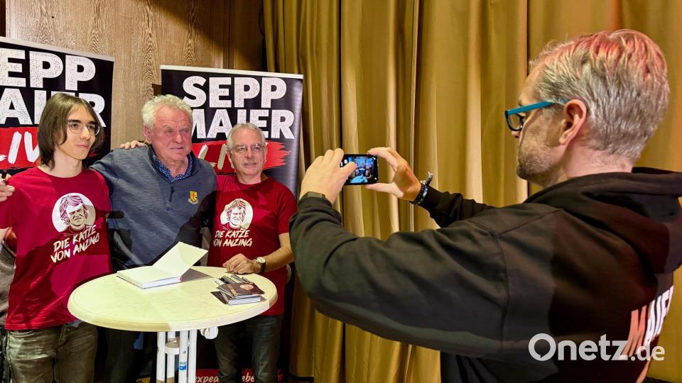 Sepp Maier (Mitte) ist immer noch ein begehrtes Motiv. Bild: Gabi Schönberger