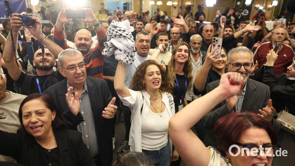 Anhänger der arabisch dominierten "Vereinten Liste" feiern nach ersten Prognosen bei der Wahl in Israel. Bild: Jamal Awad/dpa