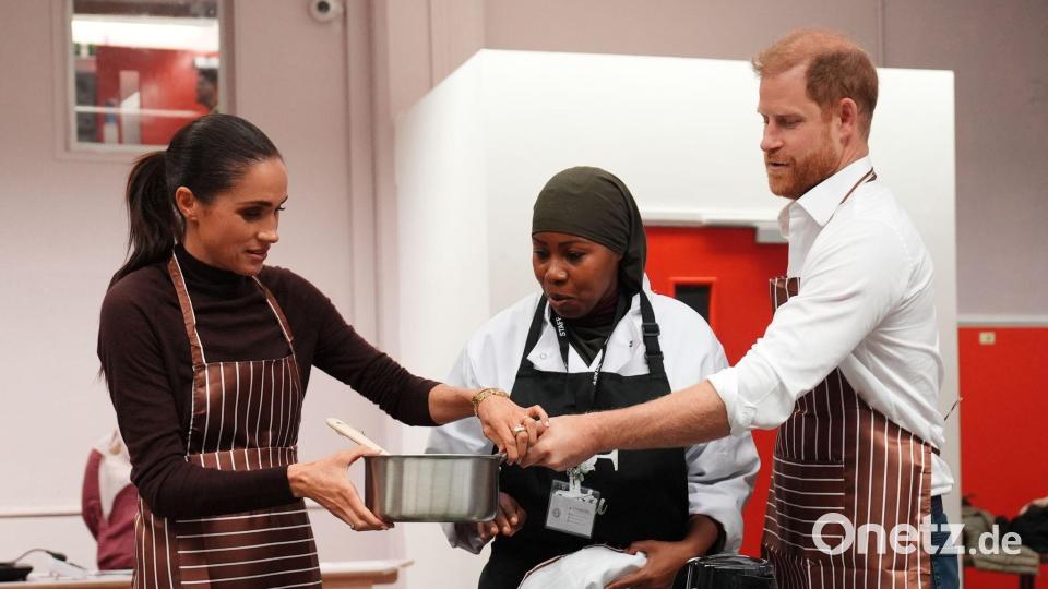 Herzogin Meghan und Prinz Harry kochen für einen guten Zweck. (Archivbild) Bild: Annabel Lee-Ellis/PA Wire/dpa