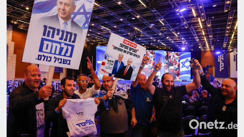 Anhänger der Likud-Partei von Regierungschef Benjamin Netanjahu feiern, weil erste Prognosen die Partei vorne sehen. Bild: Olivier Fitoussi/dpa