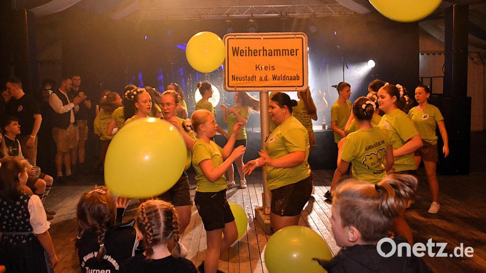 Die Kirwateens sorgten für einen fulminanten Auftakt bei der Kirwa in Weiherhammer. Bild: Luisa Auer
