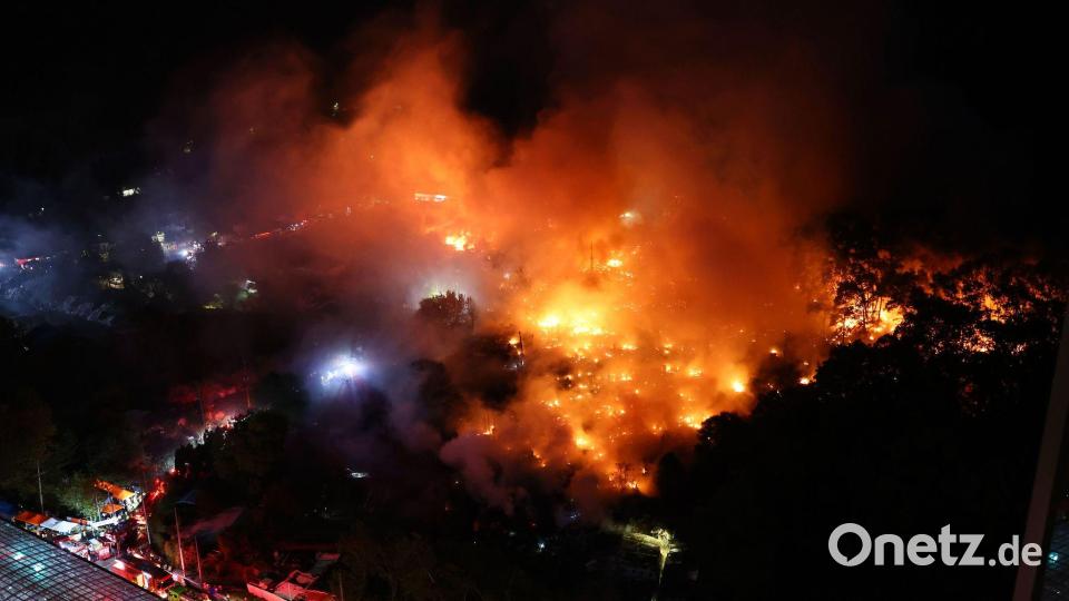 Ein Großbrand wütet im Dorf Guryong, einem der letzten Slums in Seoul. Bild: Uncredited/NEWSIS via AP/dpa