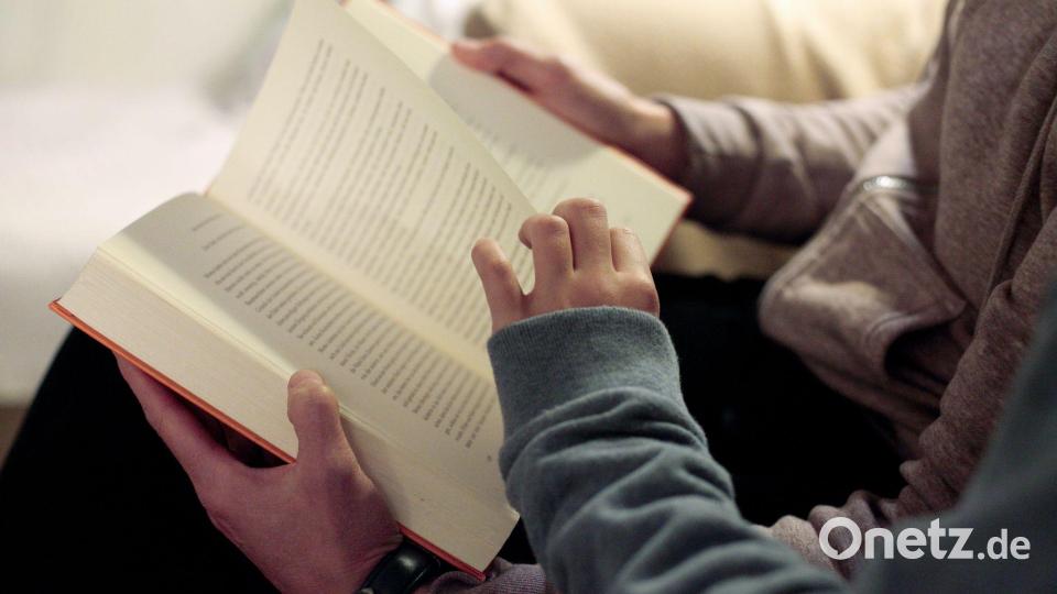 Über das Vorlesen ins Gespräch kommen, auch das trägt zum Spracherwerb bei, sagt die Stiftung Lesen. (Symbolfoto) Bild: Hans-Thomas Frisch/dpa