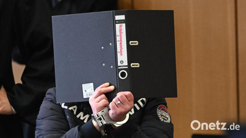 Einer der Angeklagten im Prozess um mutmaßliche Folter. Bild: Julian Stratenschulte/dpa