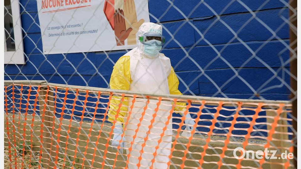 Ein Mitarbeiter des Gesundheitswesens in einem Behandlungszentrum für Ebola-Patienten im Osten des Kongo. (Archivbild) Bild: Sebastien Kitsa Musayi/AP/dpa