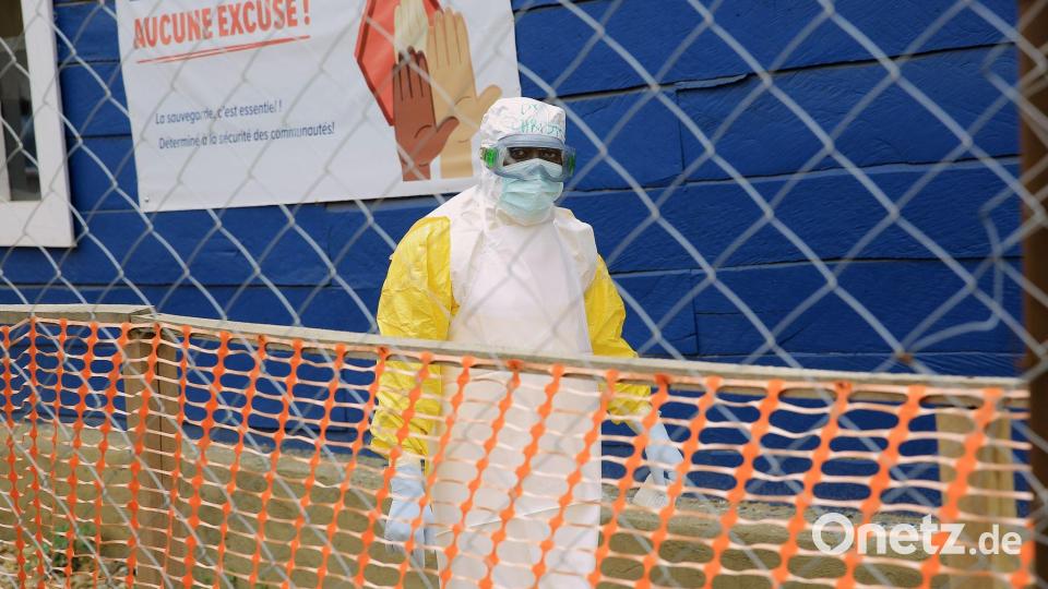 Das Virus wird durch Körperkontakt und Kontakt mit Körperflüssigkeiten übertragen. (Archivbild) Bild: Sebastien Kitsa Musayi/AP/dpa