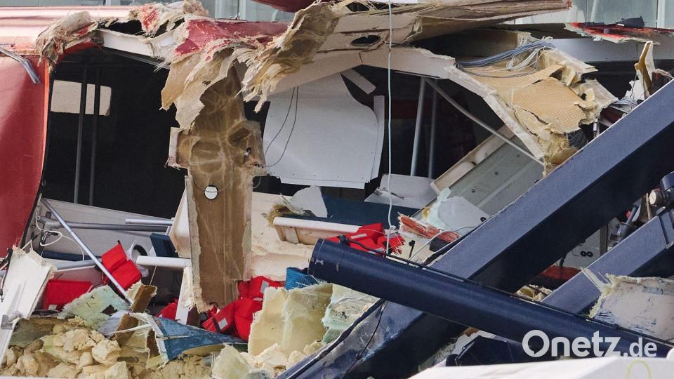 Wie hoch der Gesamtschaden nach dem Unfall ist, war zunächst unklar. Bild: Sina Schuldt/dpa