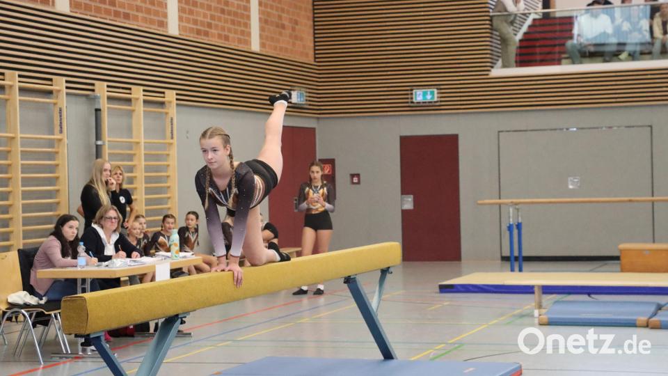 Eine Turnerin des SVSW Kemnath am Schwebebalken. Bild: Julia Ritter