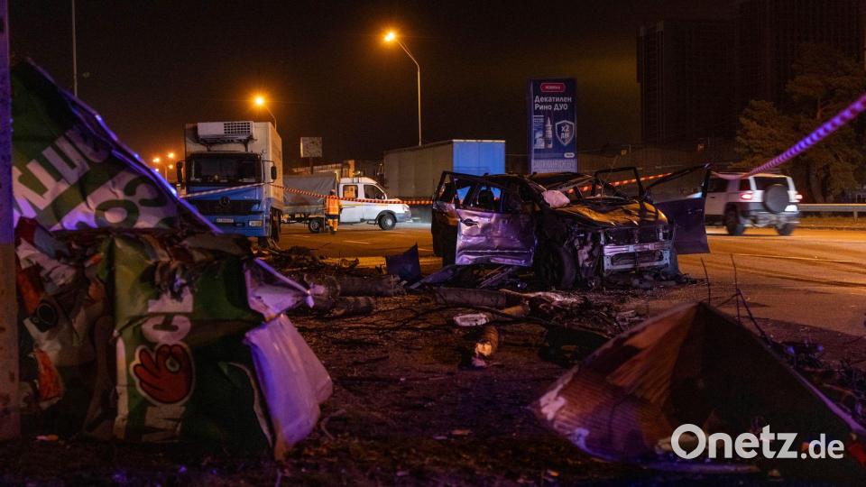 Rettungskräfte räumen in Kiew Trümmer und beschädigte Straßeninfrastruktur in der Nähe eines zerstörten Autos nach einem nächtlichen russischen Angriff weg. Bild: Dan Bashakov/AP/dpa